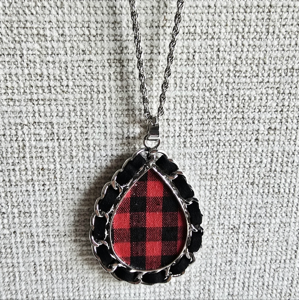 Cato Fashion Accessory Long Adjustable Chain Metal Tone Color Red Plaid